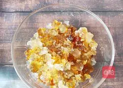 Illustration of how to make peach gum stewed in milk 1