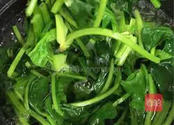 Illustration of how to make preserved egg, shrimp and spinach soup 3