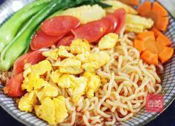 Illustration of how to make instant noodles in sour soup 10