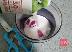 Illustration of how to make dragon fruit milkshake 6