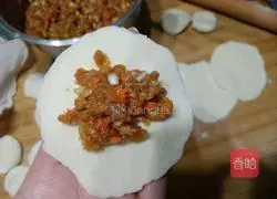 Illustration of how to make pan-fried dumplings stuffed with mushrooms, carrots and meat 11