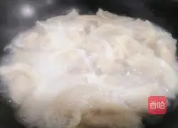 Illustration of how to cook frozen dumplings without sticking to the pan 3
