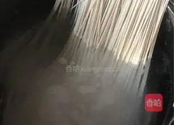 Illustration of making Yangchun noodles 2