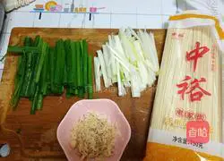 Illustration of how to make noodles with scallion oil 2
