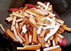 Illustration of how to make stir-fried dried beans with leeks 8