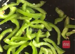 Illustration of how to make green pepper and egg noodles 3
