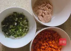 Illustration of how to make carrot, chicken and scallion buns 1