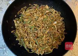 Illustration of how to make braised beans and noodles 13