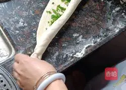 Illustration of how to make green onion rolls 4