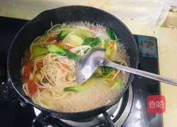 Illustration of how to make tomato and vegetable noodle soup 3