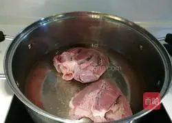 Illustration of how to make a single mountain dipped in water and mixed with pig heart 1