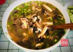 Illustration of spicy and sour shredded pork soup 14