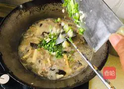 Illustration of spicy and sour shredded pork soup 12