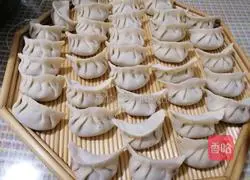 Illustration of how to make pork and fennel dumplings 9