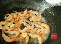 Illustration of how to make luffa and shrimp tofu soup 9