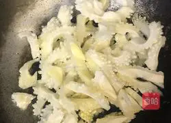 Illustration of how to make clam and bitter melon 1