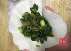 Illustration of how to make dumpling skins 7