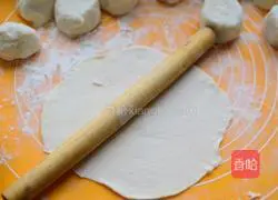 Illustration of how to make scallion pancakes 4