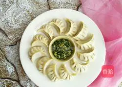Illustration of how to make leek and pork dumplings 7