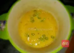 Illustration of how to make mini egg-filled pancakes 6