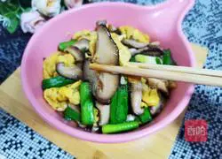 Illustration of how to make scrambled eggs with mushrooms 13