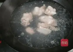 Illustration of how to make pork ribs, winter melon and carrot soup 3