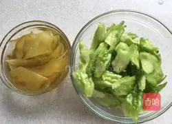 Illustration of how to stir-fry bitter melon with pickled mustard 1