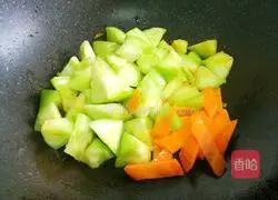 Illustration of how to make loofah, tofu and fungus soup 5