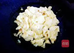 Illustration of how to make scrambled eggs with chili pepper 5