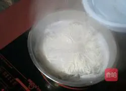 Illustration of how to make salty scallion noodles 15