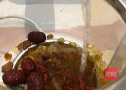 Illustration of how to make longan, red dates and peach gum syrup 3