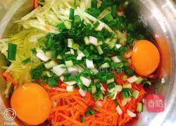 Illustration of how to bake cucumber, carrot shreds and eggs in rice cooker 5