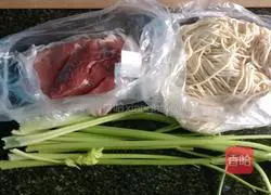 Illustration of how to make fried noodles with celery and lean meat 1