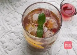 Illustration of how to make two-color cranberry ice drink 7