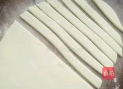 Illustration of how to make spiral noodles 4