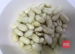 Illustration of how to make cold peanuts 4