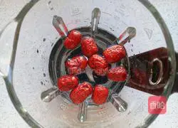 Illustration of how to make red dates and black bean milk 4