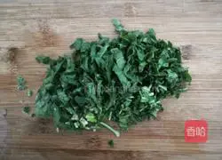 Illustration of how to make wolfberry and shepherd's purse egg soup 2