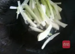 Illustration of how to stir-fry sea cucumber with green onion 3