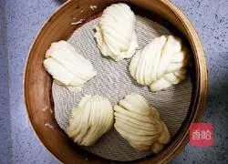Illustration of how to make silver silk flower rolls 24