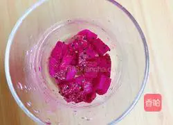 Illustration of how to make dreamy dragon fruit yogurt cup 3
