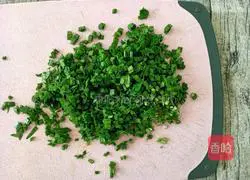 Illustration of how to make leek and shrimp skin egg rolls 2