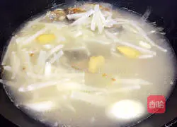 Illustration of how to make crucian carp shredded radish soup 5