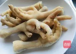 Illustration of how to make mushroom, chestnut and chicken feet soup 2