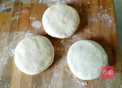 Illustration of how to make red bean paste cake 17