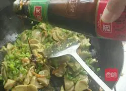 Illustration of how to stir-fry gluten with green pepper 7