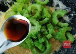 Illustration of how to bake bitter melon with egg yolk 6