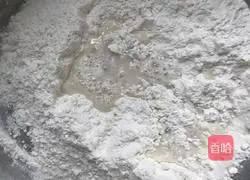 Illustration of how to make crumbly layer cake 3