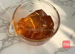 Illustration of how to mix oolong tea jelly with milk 5