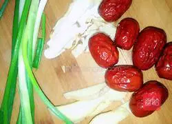 Illustration of how to make black-bone chicken and thunder gong root soup 4